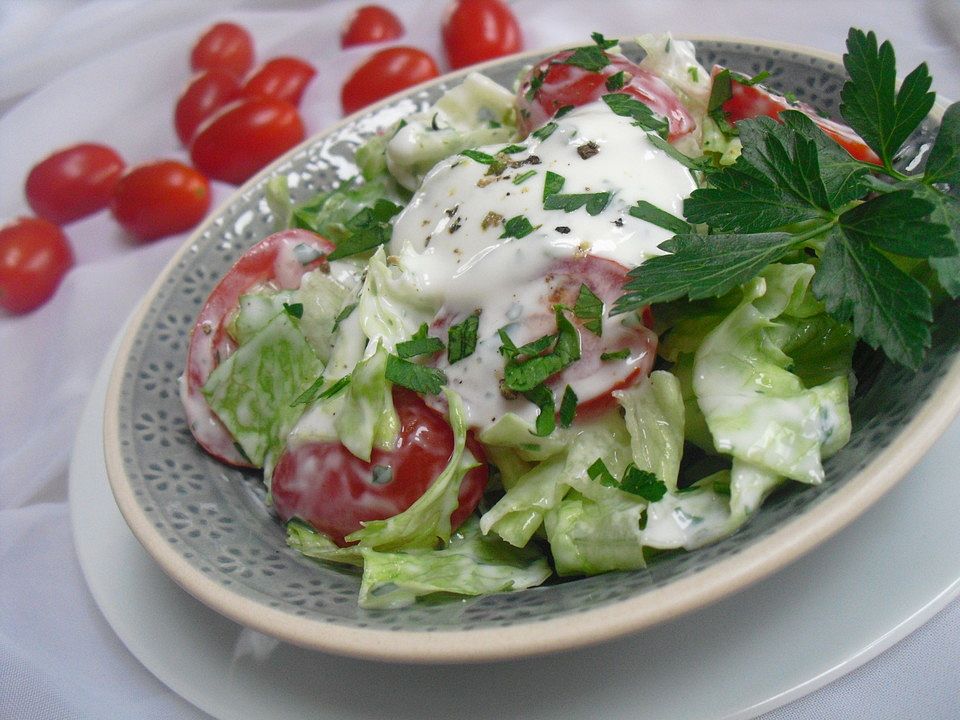 Frischer Salat mit Cocktailtomaten und Joghurtdressing| Chefkoch