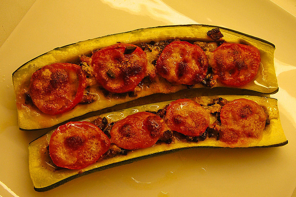 Zucchini gefüllt mit Aubergine und Minze