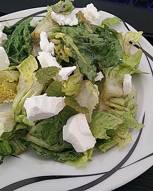 Zitronenmelisse-Käse-Salat zu Laugenbrötchen