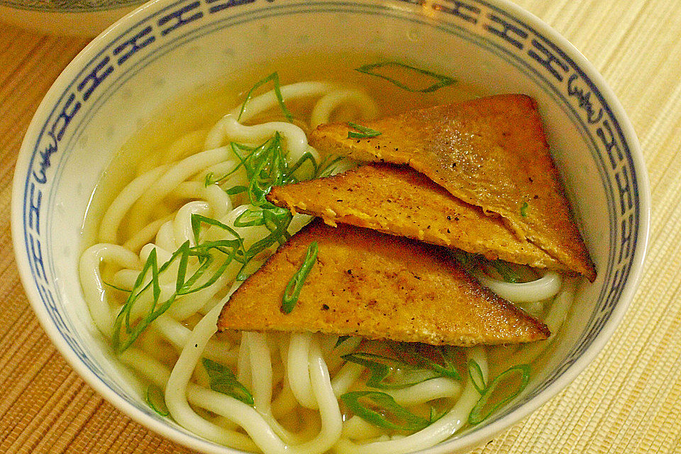 Japanische Nudelsuppe mit frittiertem Tofu