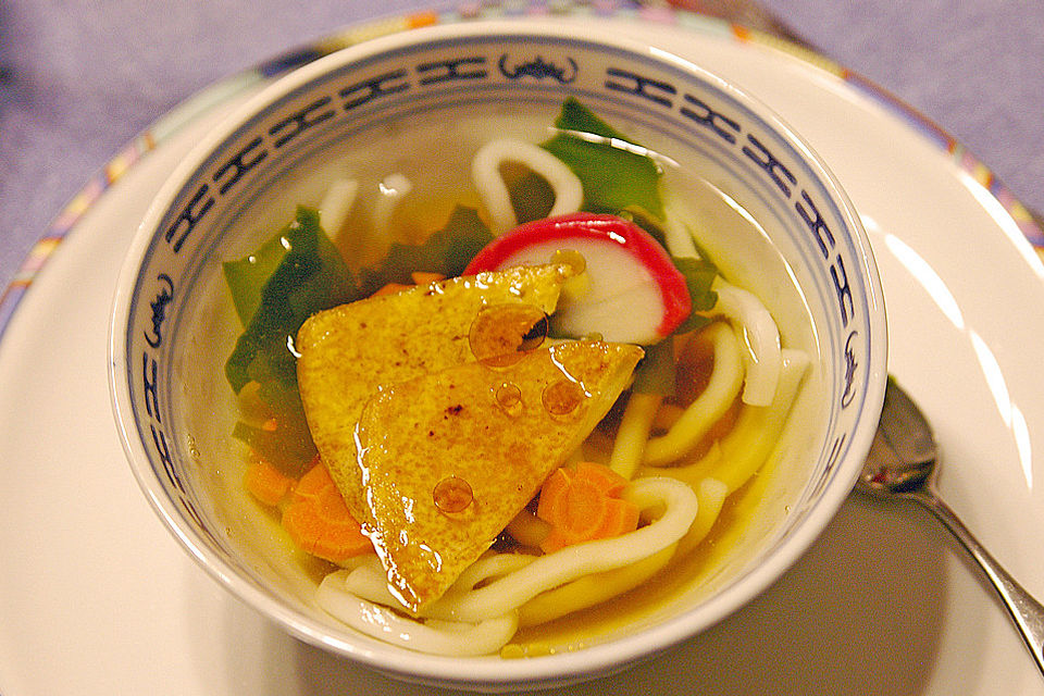 Japanische Nudelsuppe mit frittiertem Tofu