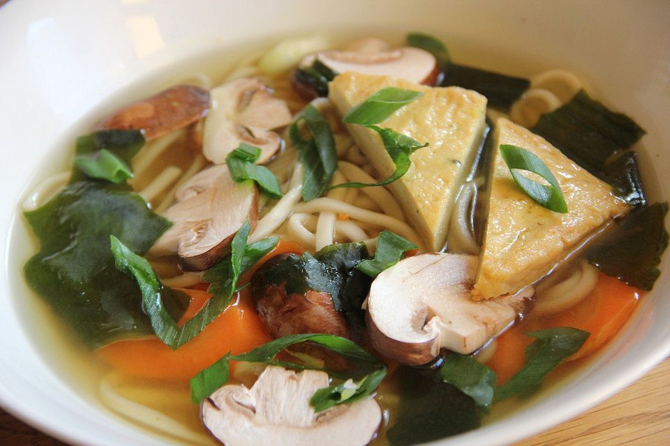 Japanische Nudelsuppe mit frittiertem Tofu