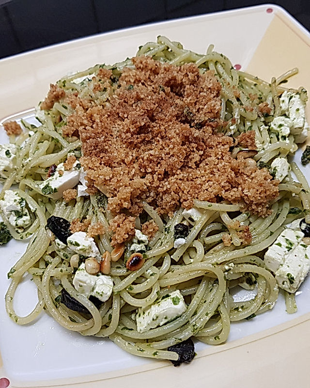 Spaghetti mit Pesto, Feta und Oliven