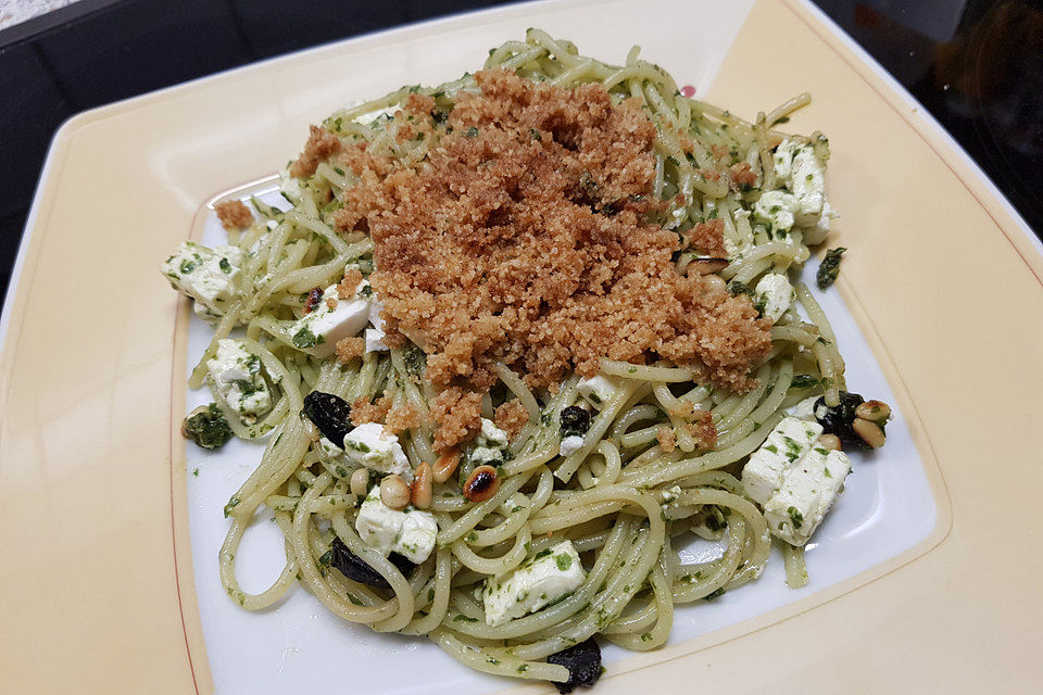 Spaghetti mit Pesto, Feta und Oliven