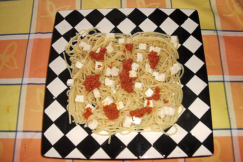 Spaghetti mit Pesto, Feta und Oliven