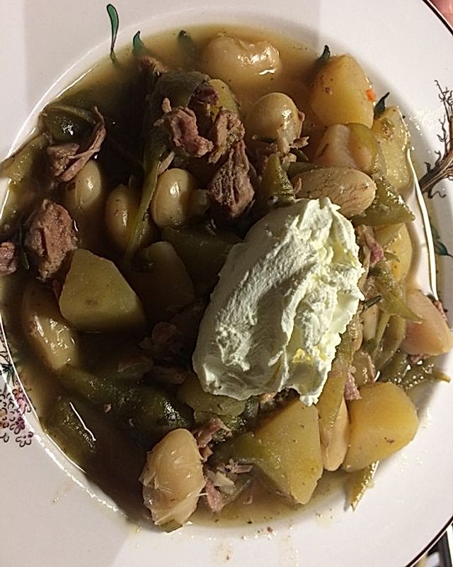 Lammsuppe mit weißen Bohnen, Kartoffeln und würzigen Kräutern