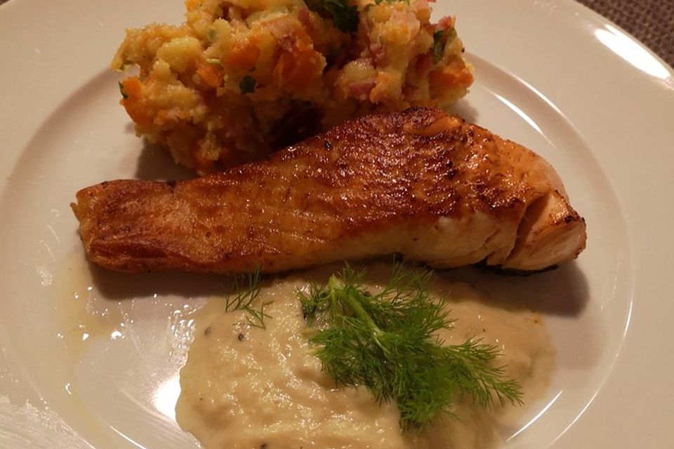 Lachsfilet mit Kartoffel-Möhren Stampf und Fenchel-Knoblauch Soße