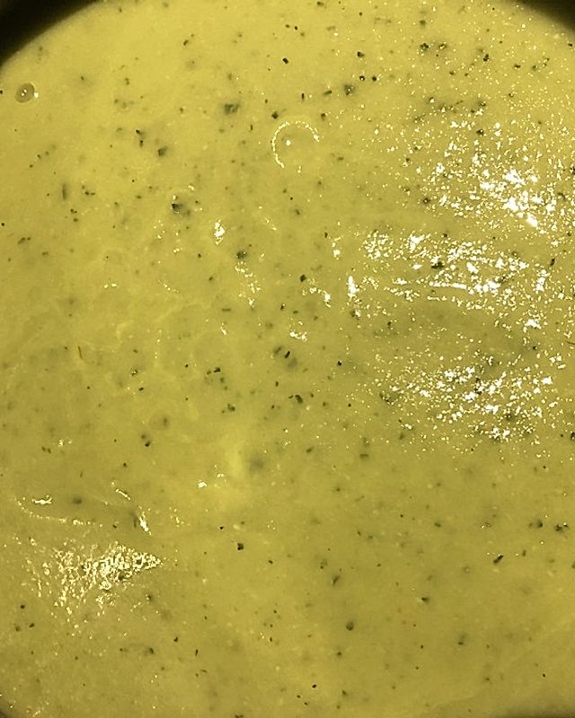 Zucchini-Avocado Suppe