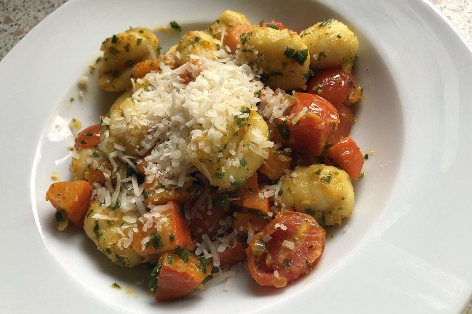 Gnocchi mit Kürbis und Cocktailtomaten