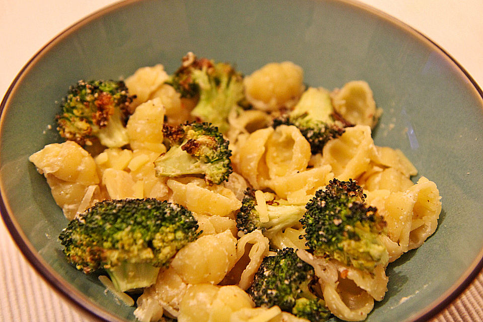 Pasta mit Mandeln und geröstetem Brokkoli