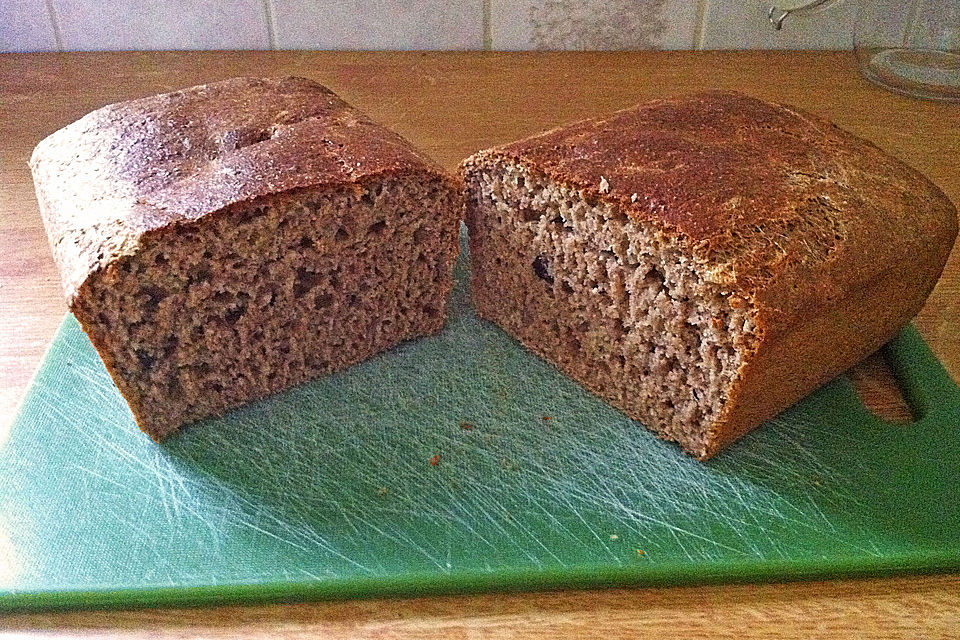 Dinkelvollkornbrot mit Haselnüssen, Mandeln und Honig