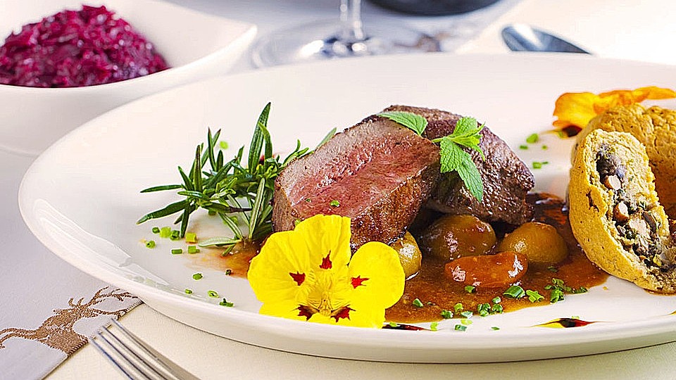 Römisches Hirschrückensteak mit Roggenbuchteln mit Kräuter-Pilz-Fülle in einer Feigen-Aprikosensauce-image