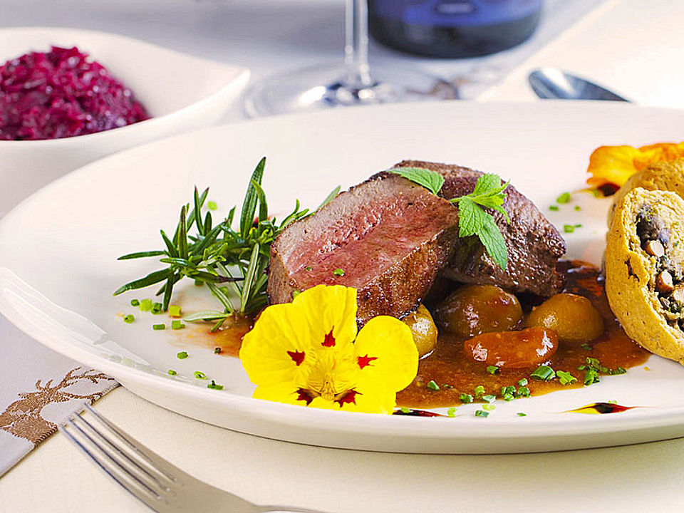 Römisches Hirschrückensteak mit Roggenbuchteln mit Kräuter-Pilz-Fülle ...