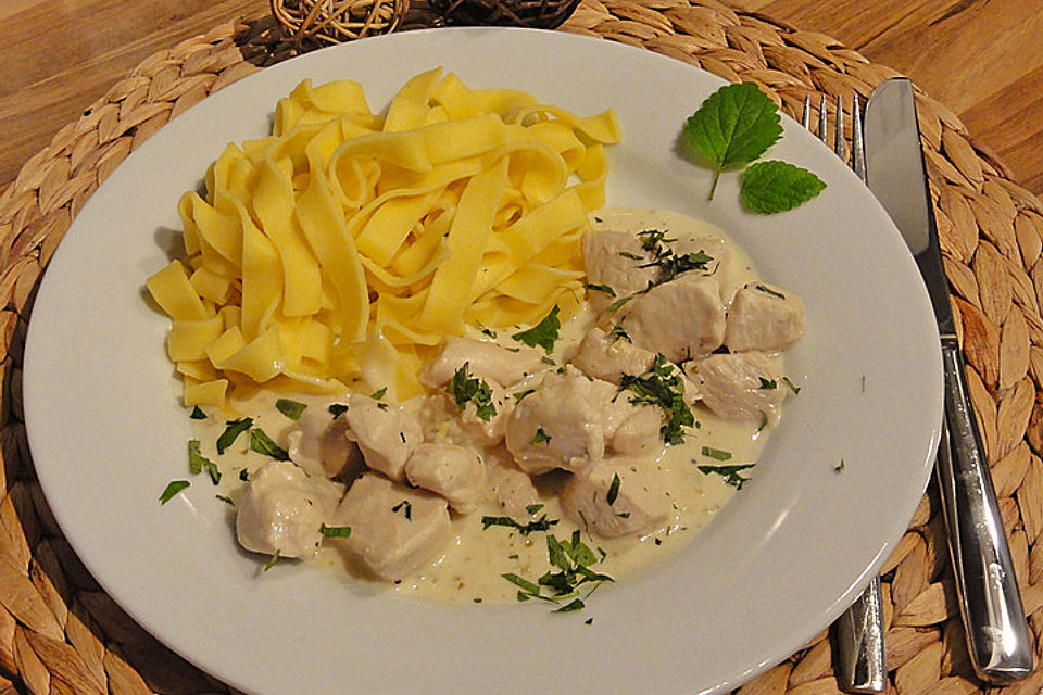 Hähnchen in einer Zitronen-Sherry-Sahne-Sauce