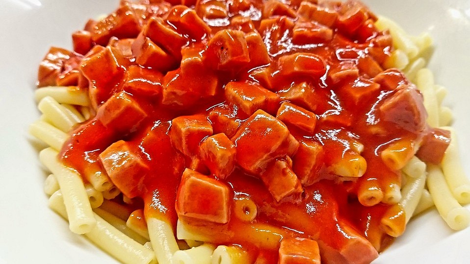 Nudeln mit Tomaten-Fleischwurst-Soße von GrungeCurle