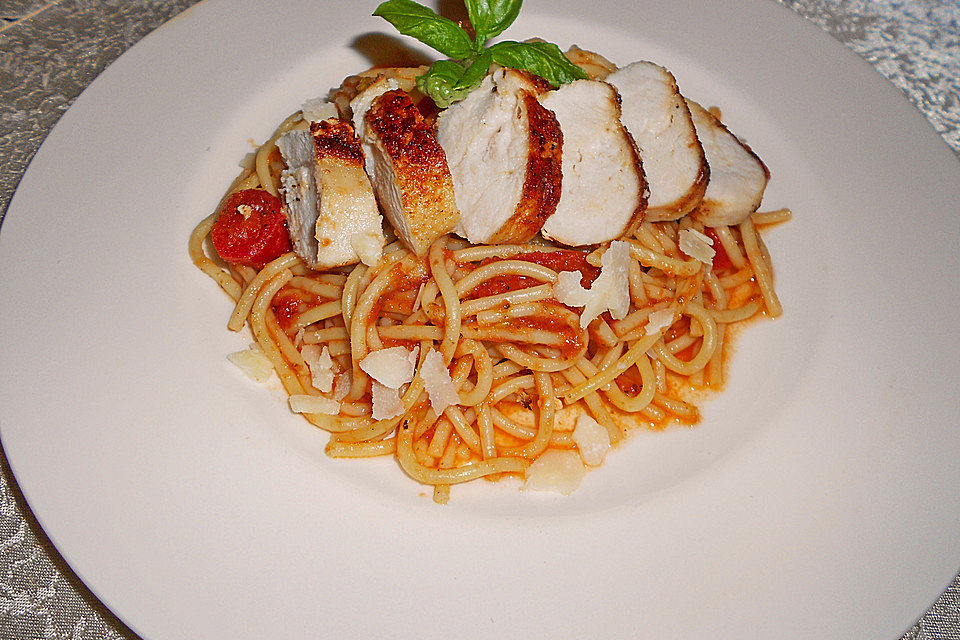 Spaghetti mit Hähnchenbrustfilet und kalter Tomaten-Knoblauch-Basilikum-Soße