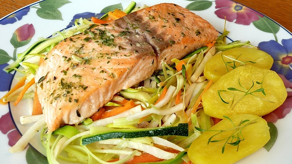 Lachs auf Gemüsejulienne-image