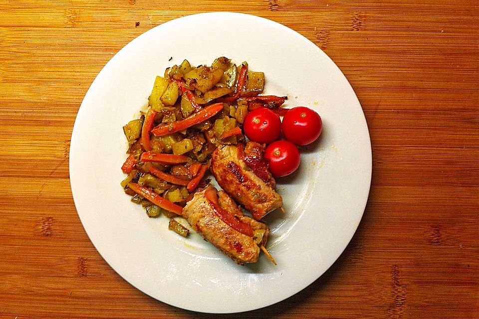 Schnitzelröllchen mit Rosmarinkartoffeln und Möhren aus dem Backofen