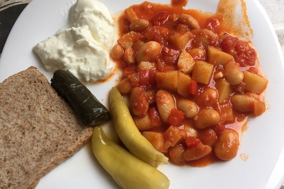 Griechische dicke weiße Bohnen in Tomatensoße