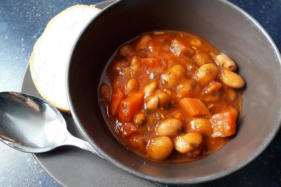 Griechische dicke weiße Bohnen in Tomatensoße