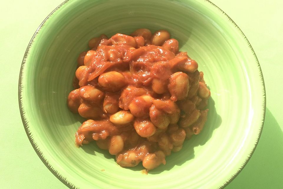 Griechische dicke weiße Bohnen in Tomatensoße