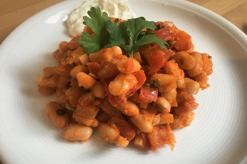 Griechische dicke weiße Bohnen in Tomatensoße