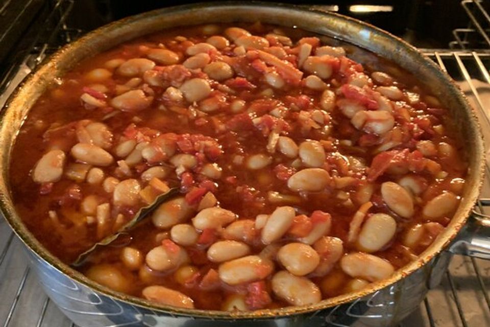 Griechische dicke weiße Bohnen in Tomatensoße