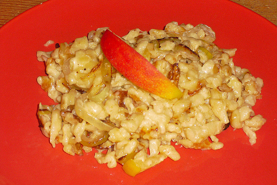 Fränkische Rahm-Kässpätzle mit Walnuss und Apfel