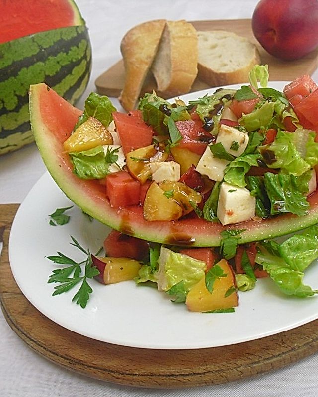 Mozzarella-Melonen-Nektarinen-Salat mit grünen Salatblättchen unter Walnussessig-Balsamicocreme-Dressing