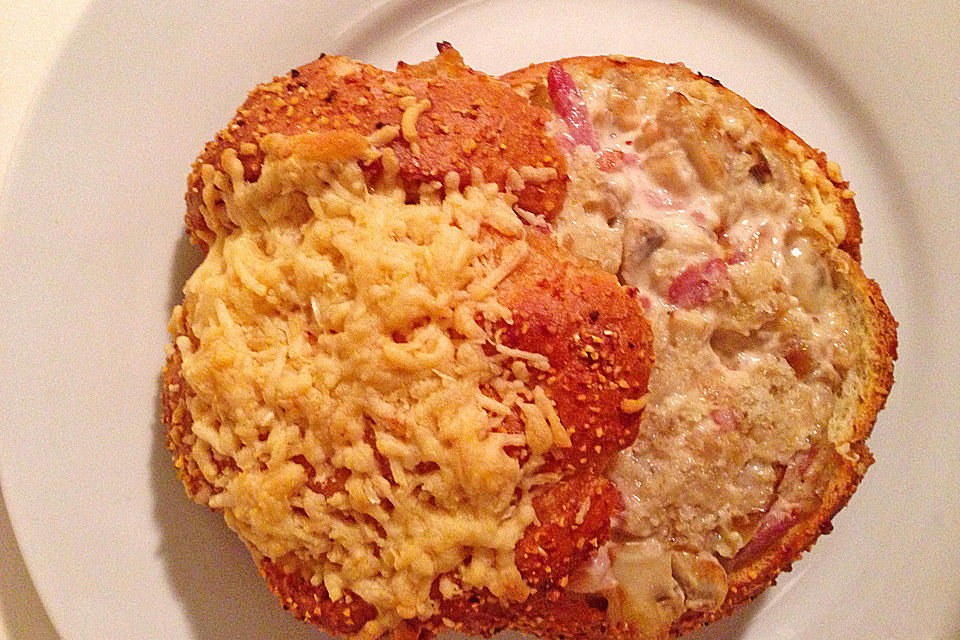 Gefüllte Brötchen mit Champignons und Schinkenwürfeln