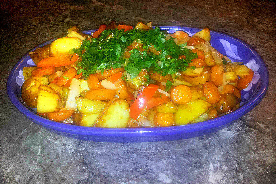 Gemüsepfanne mit Kartoffeln, Karotten, Lauch und Paprika