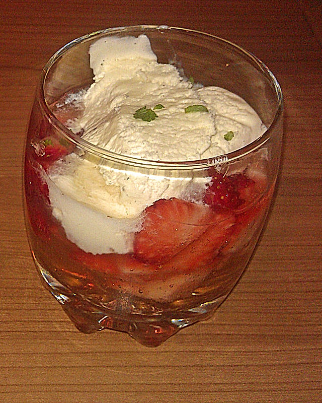 Erdbeer-Holunder-Flip mit Vanilleeis