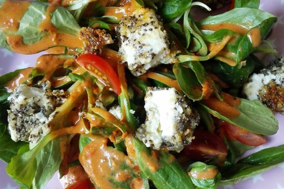 Feldsalat mit Tomatendressing und gebratenem Feta