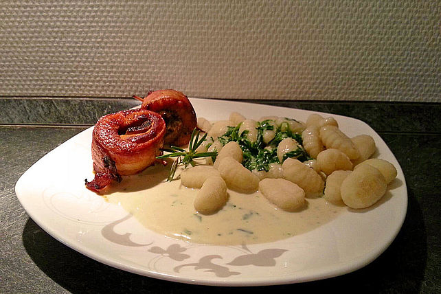 Putenrouladen im Speckmantel mit Gnocchi an Spinat-Gorgonzola-Soße von ...