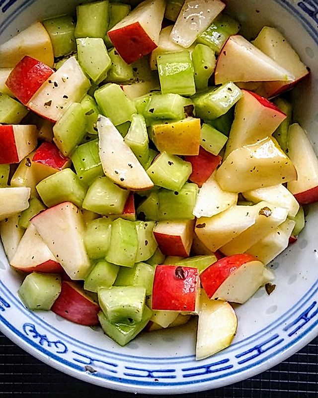 Apfel-Gurkensalat