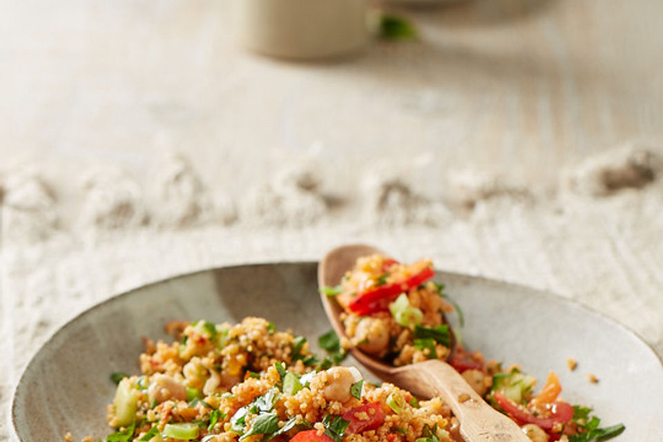 Couscous Salat mit frischer Minze, Petersilie, Frühlingszwiebel, Tomate, Gurke