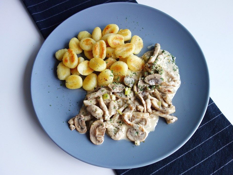 Puten-Pilz-Geschnetzeltes in Käsesauce von koepe50| Chefkoch