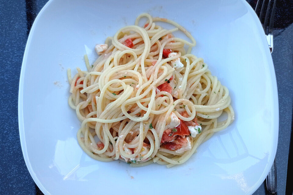 Spaghetti mit Tomaten und Feta-Käse