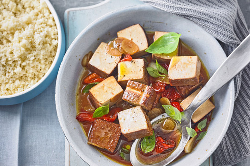 Gebratener Räuchertofu mit Chili und Knoblauch