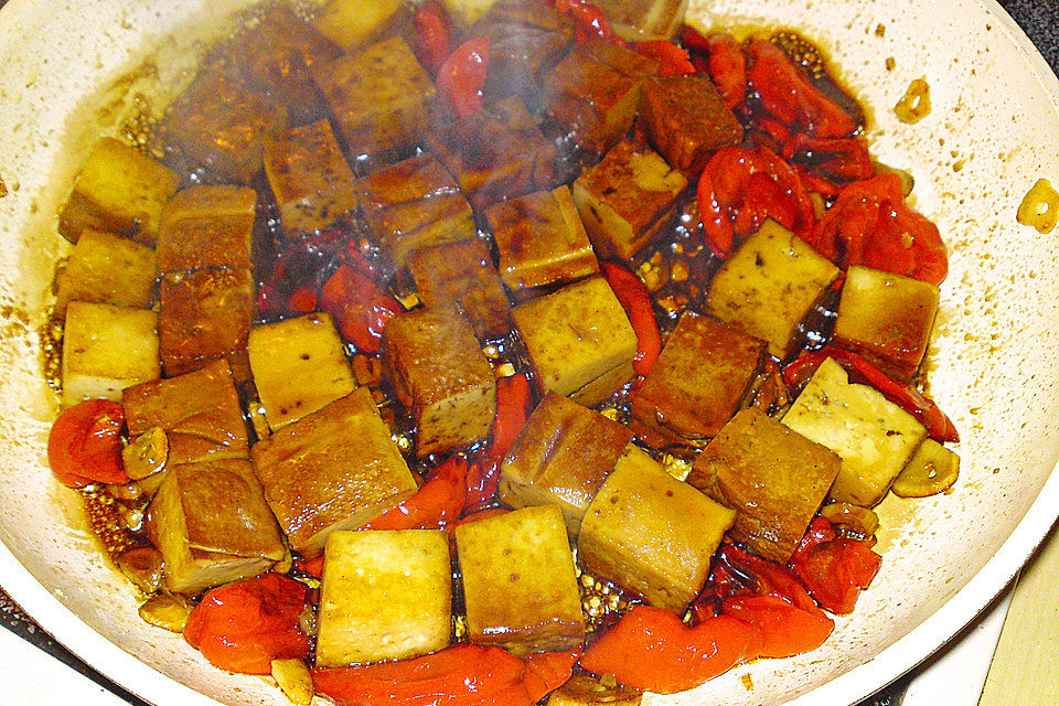 Gebratener Räuchertofu mit Chili und Knoblauch