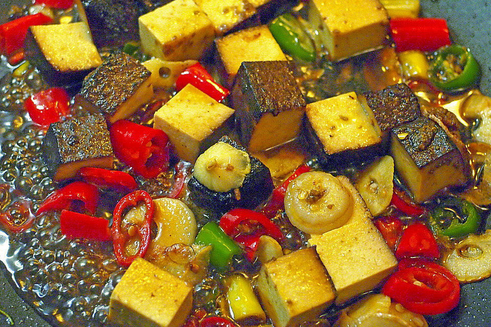 Gebratener Räuchertofu mit Chili und Knoblauch