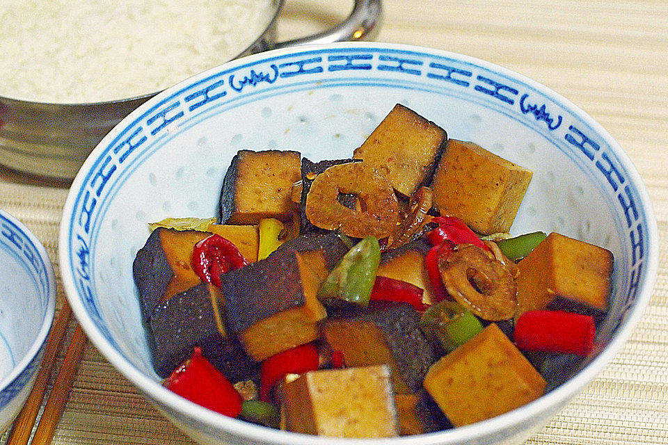 Gebratener Räuchertofu mit Chili und Knoblauch