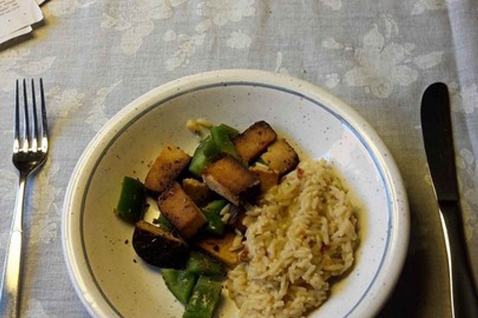 Gebratener Räuchertofu mit Chili und Knoblauch