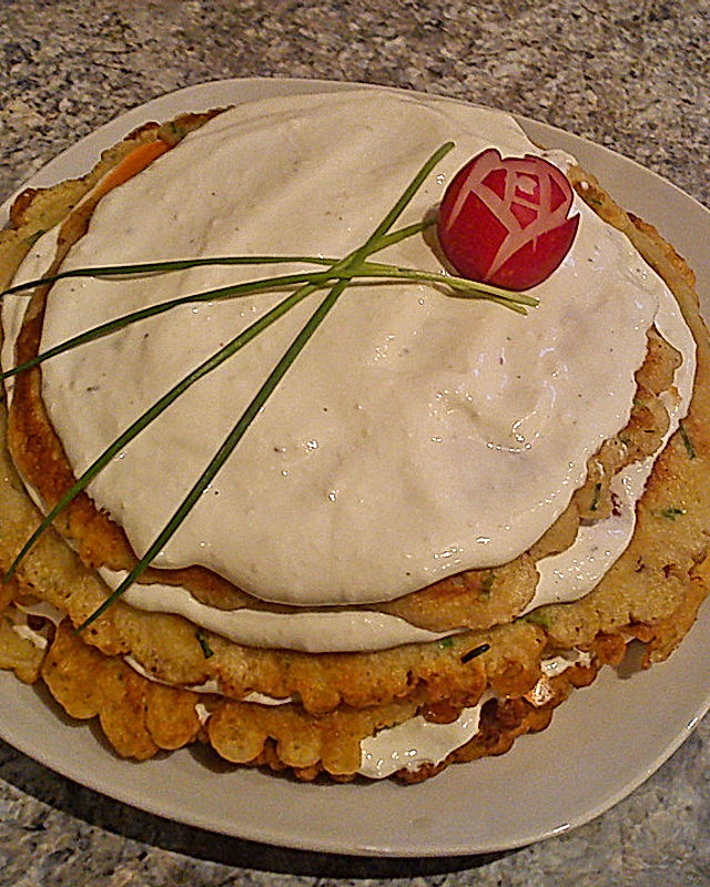 Pfannkuchentorte mit Lachs und Zucchini