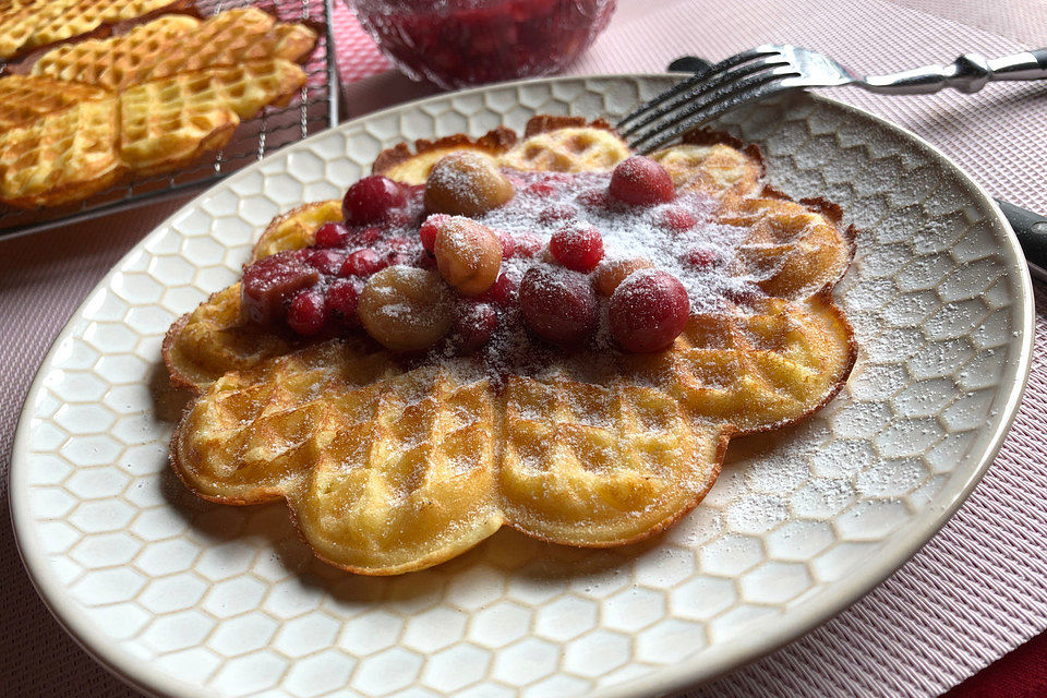 Flowers Sahnequark-Waffeln mit selbst gemachter roter Grütze