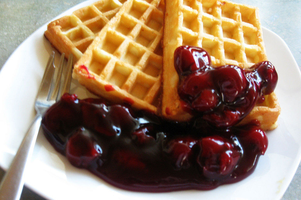 Flowers Sahnequark-Waffeln mit selbst gemachter roter Grütze