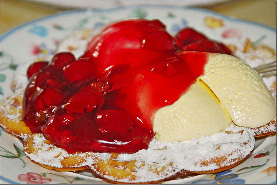 Flowers Sahnequark-Waffeln mit selbst gemachter roter Grütze