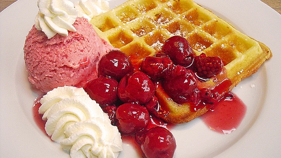 Flowers Sahnequark Waffeln Mit Selbst Gemachter Roter Grutze Von Flowerbomb Chefkoch