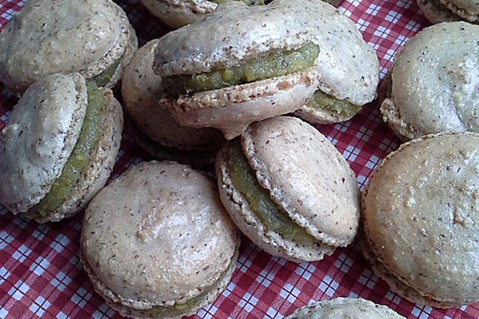 Macarons mit einer Pistazien-Marzipan-Amaretto-Füllung