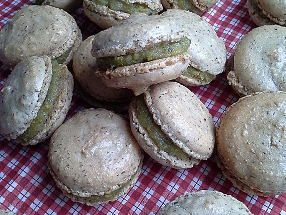 Macarons mit einer Pistazien-Marzipan-Amaretto-Füllung von bmwdeluxe ...